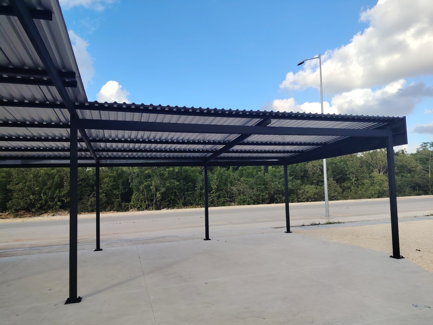 Pérgola metálica para autolavado LUMAR — Grupo Jassa