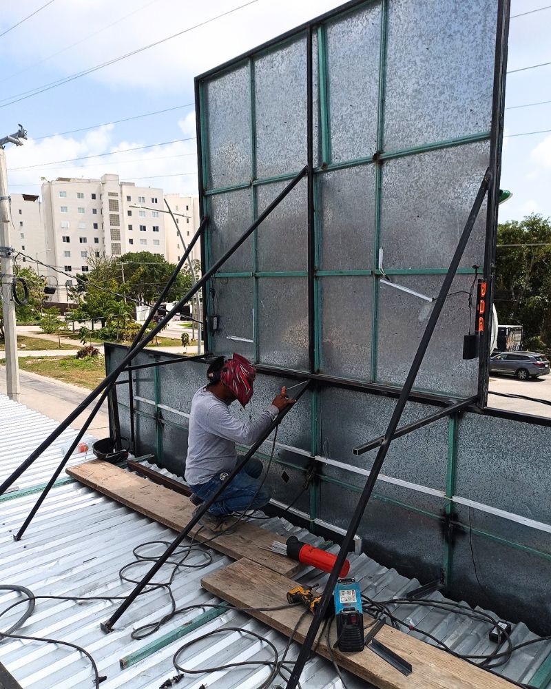 Letrero comercial en metal — Grupo Jassa