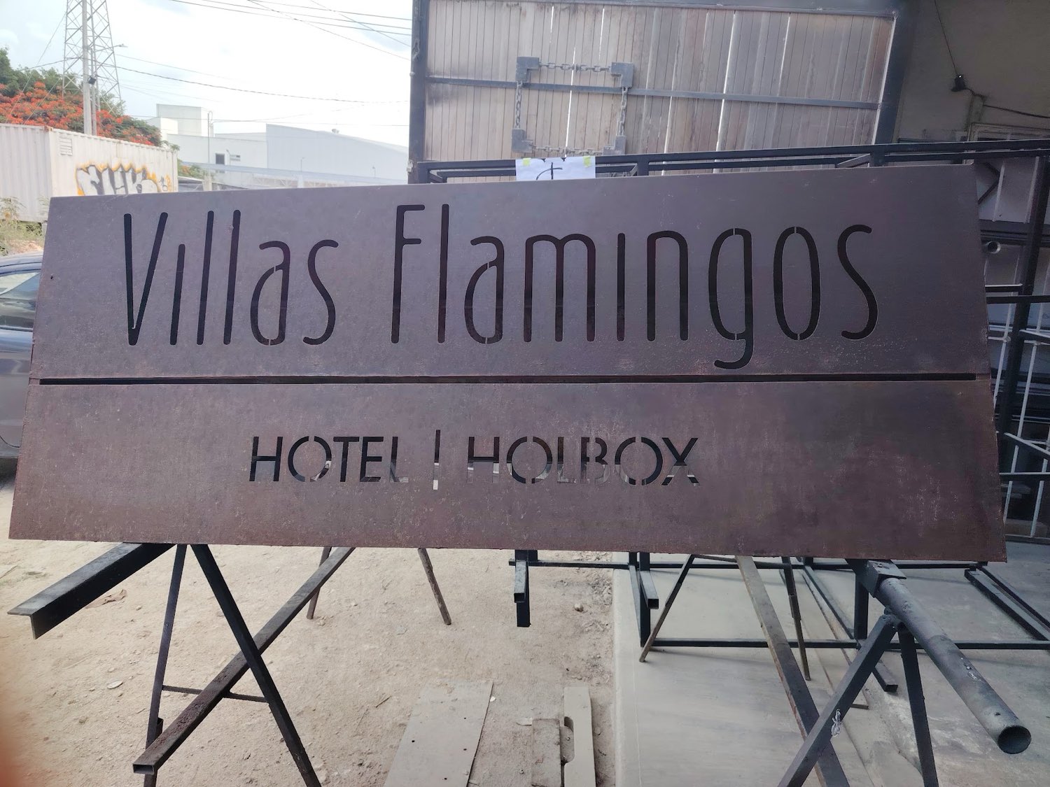 Letrero metálico en Villas Flamingos — Grupo Jassa