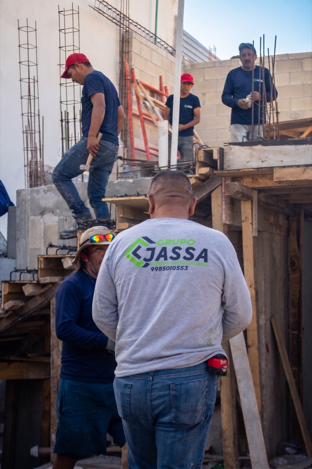 Equipo de Grupo Jassa trabajando en obra